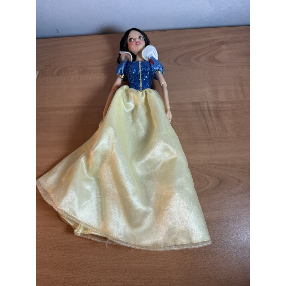 Disney Store Princess Snow White Classic Doll 11 1/2" articulated jointed
